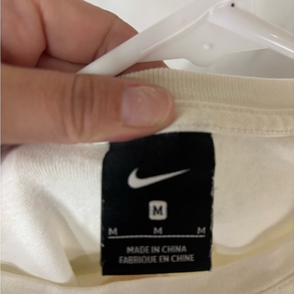 Womens size medium Nike shirt, #E967 - Picture 4 of 5